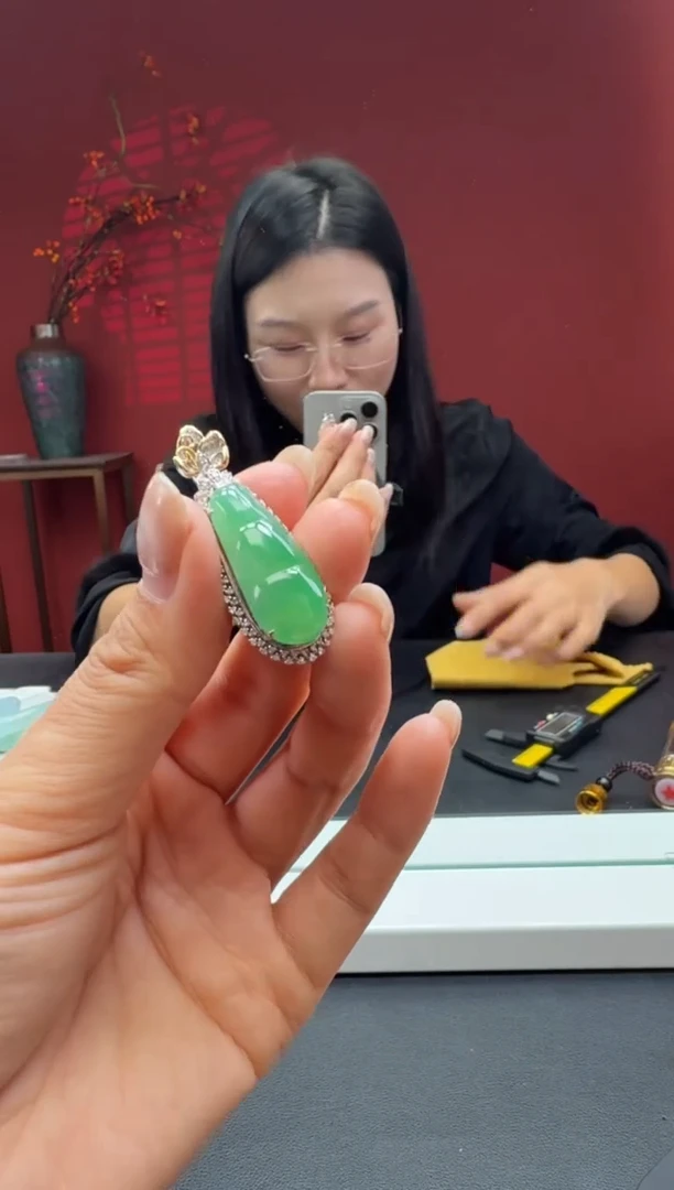 颈饰18K金镶嵌翡翠福豆