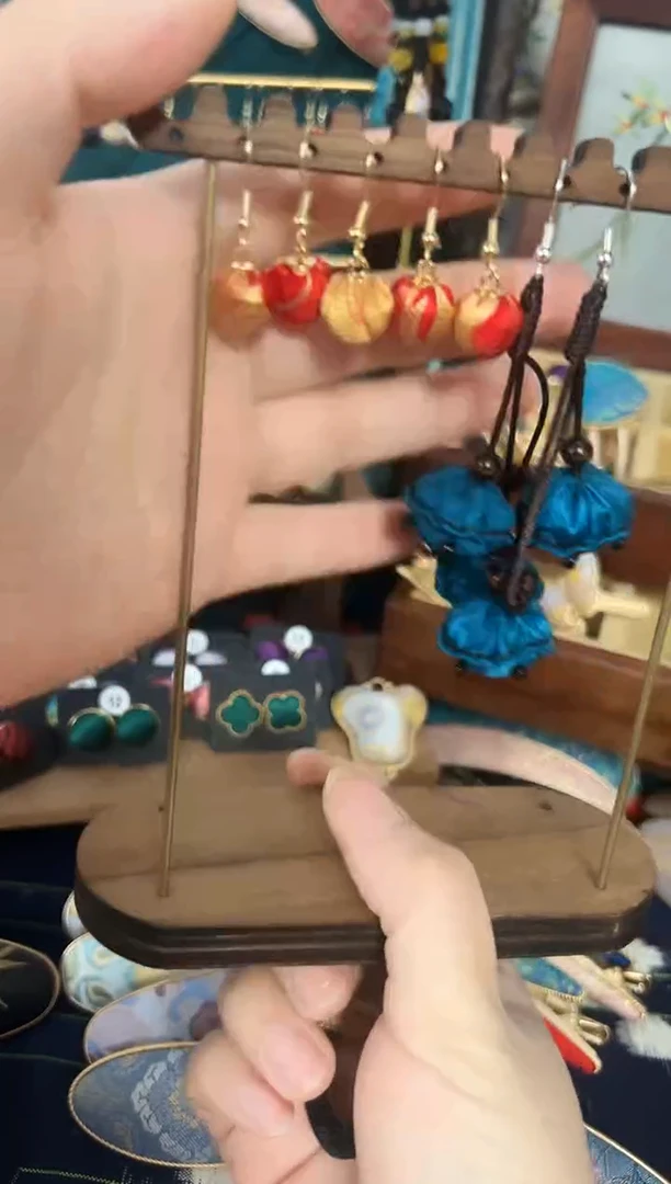 【闪购商品】【孤品年初五发】宋锦红金小耳坠一对随机花