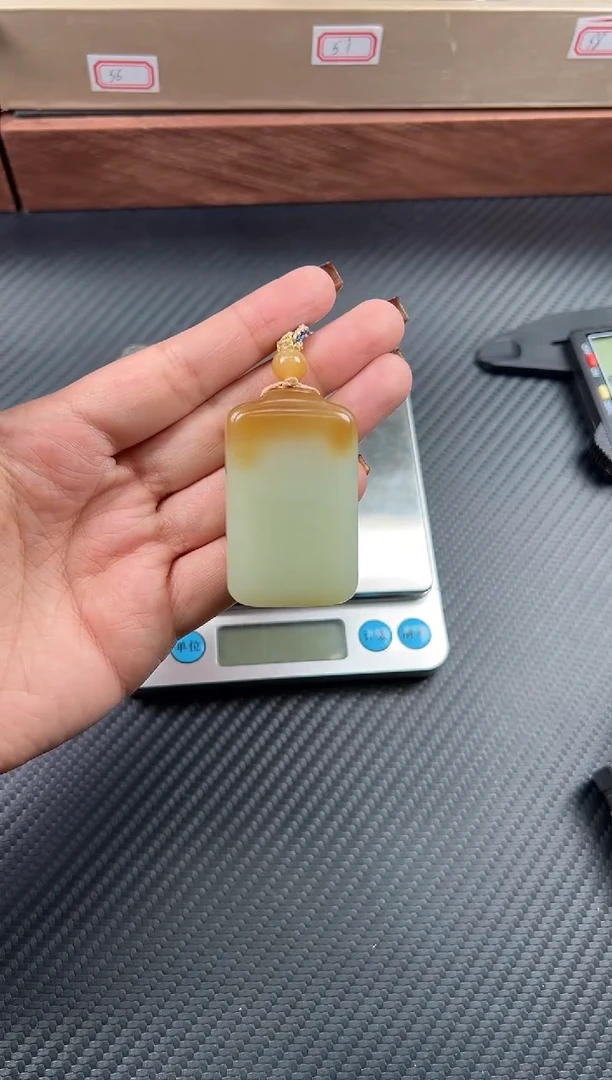 吊坠(赠链)未镶嵌和田玉若羌微色差吊坠JK