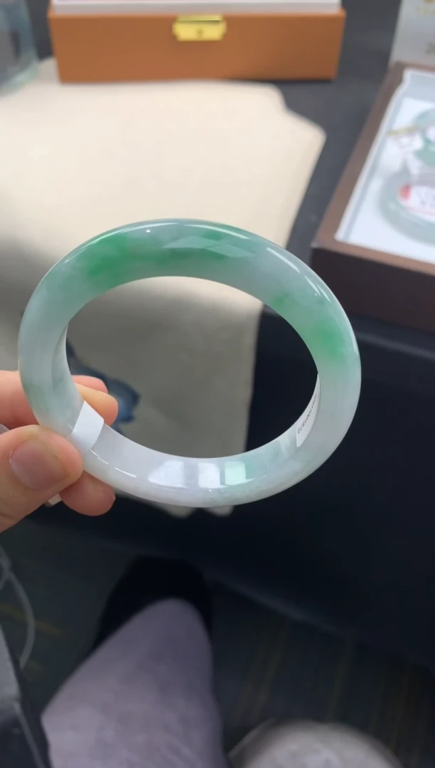 未镶嵌手镯翡翠退货需手镯吊牌标签完好