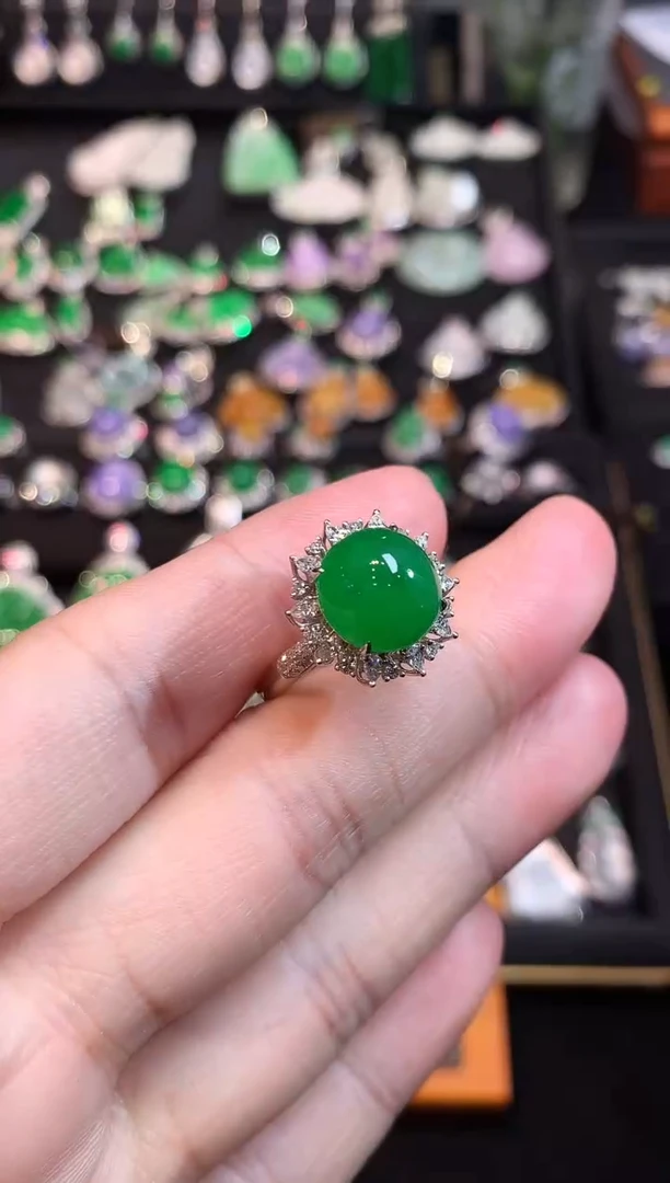 18K金镶嵌戒指翡翠高冰正圆厚庄蛋面戒指