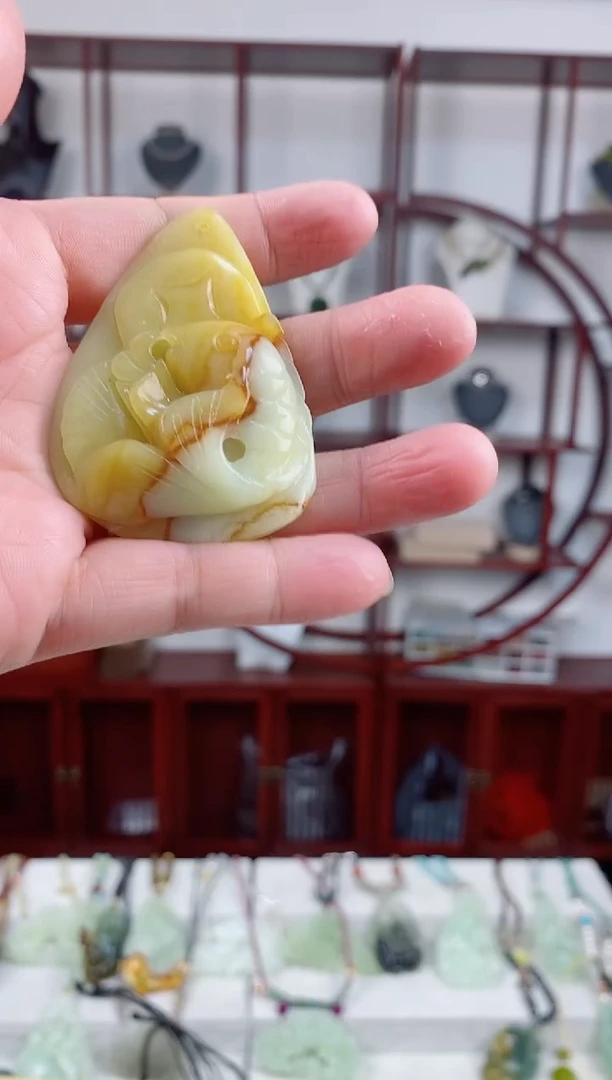 未镶嵌岫玉颈饰1