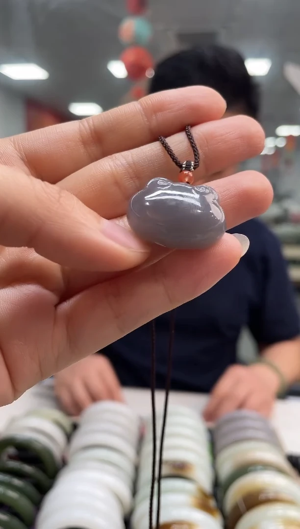 和田玉未镶嵌颈饰烟紫无事牌吊坠随机发一件