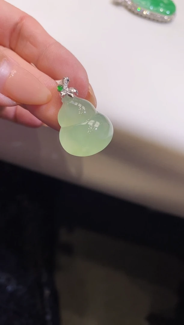 吊坠(不含链)18K金镶嵌翡翠葫芦