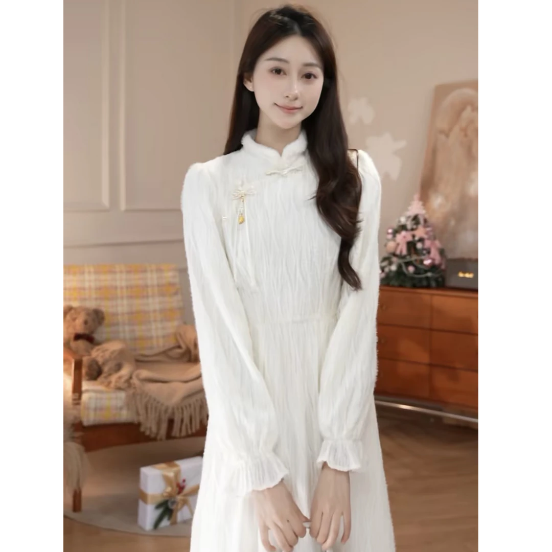 鹿向南「海棠春醉」新中式气质国潮长袖女秋冬新款显瘦杏色连衣裙