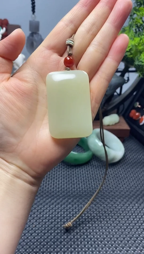 颈饰未镶嵌石英质玉（金丝玉）无事牌晴水