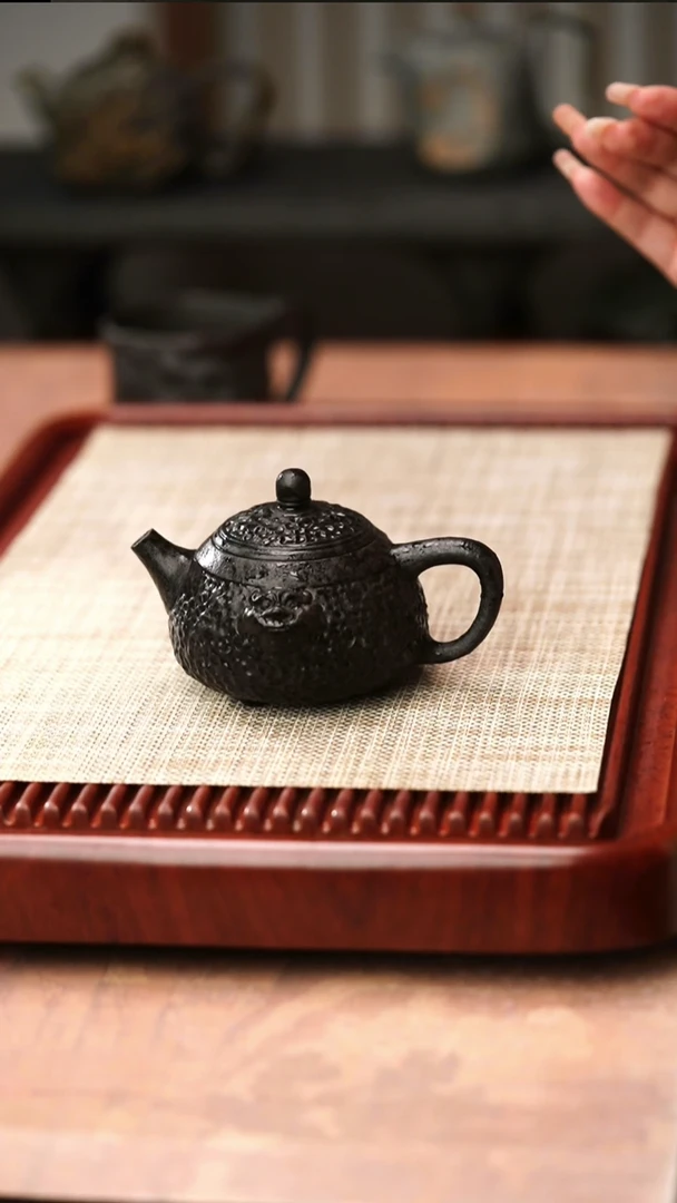 庄惠军老师作品冰碛岩重工雕刻兽首立方壶