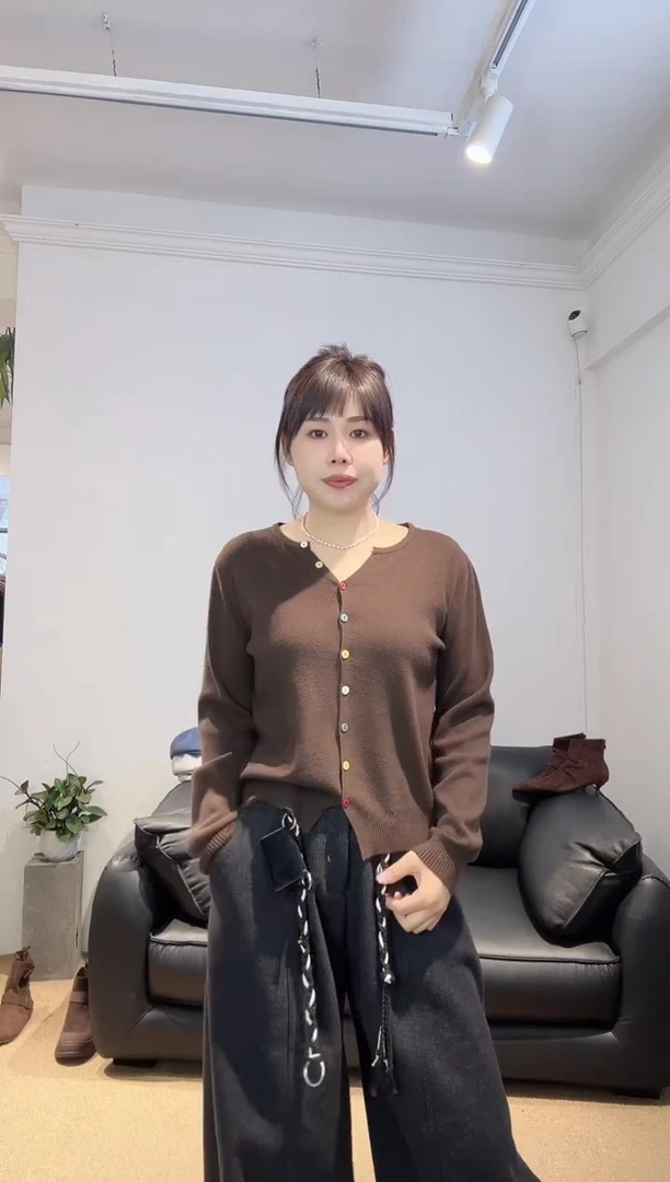 145斤咖色V领打底小衫9106