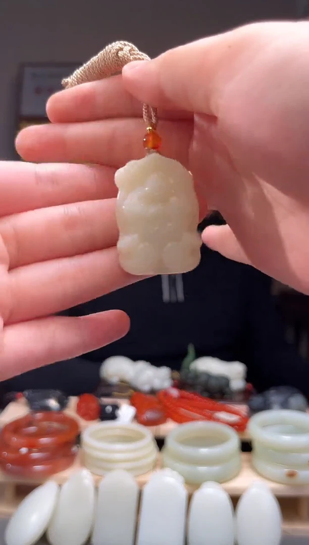 颈饰未镶嵌和田玉吊坠