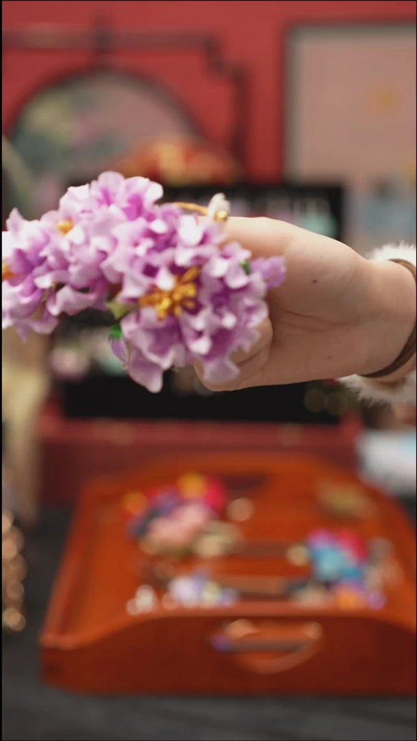 刺绣缘非遗绒花饰品