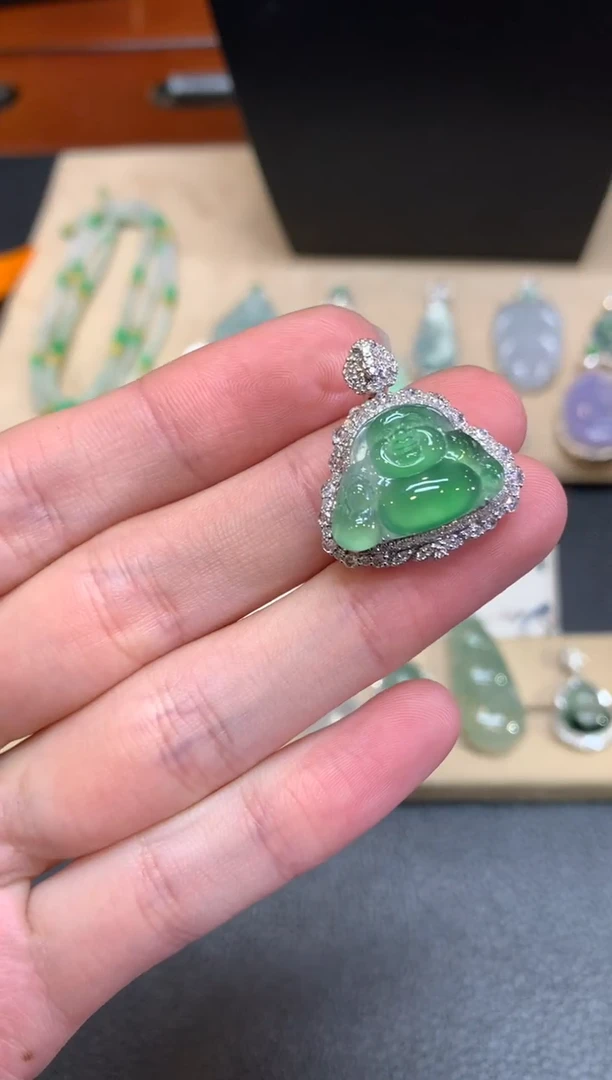 【闪购商品】翡翠颈饰18K金镶嵌佛公【无服务费】