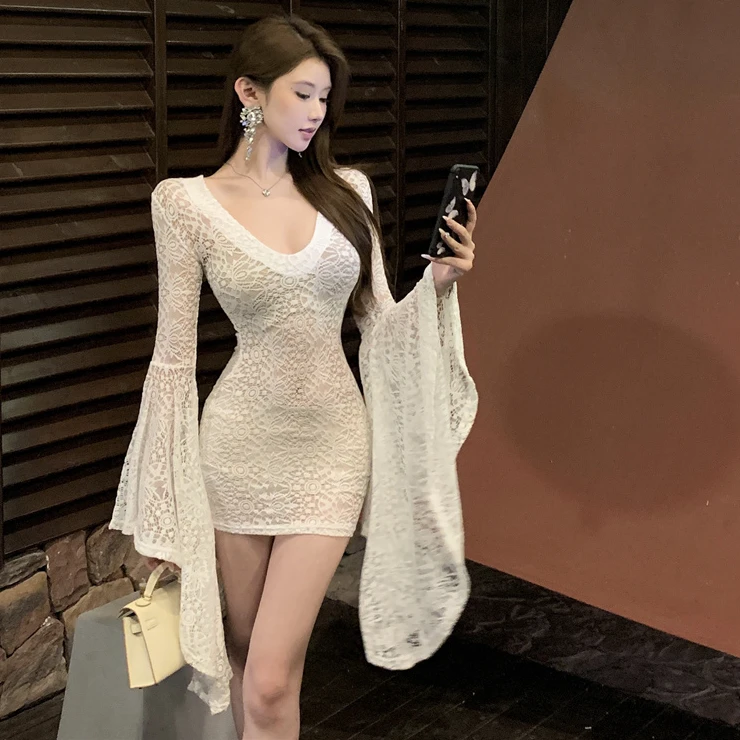 白色V领喇叭袖纯欲蕾丝修身显瘦打底连衣裙+短款内搭吊带裙两件套
