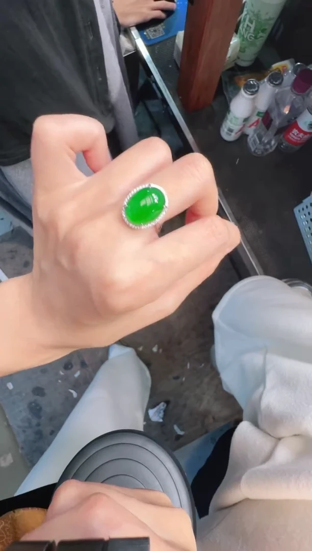未镶嵌定制翡翠A货有轻微色差属于正常现象，戒指1