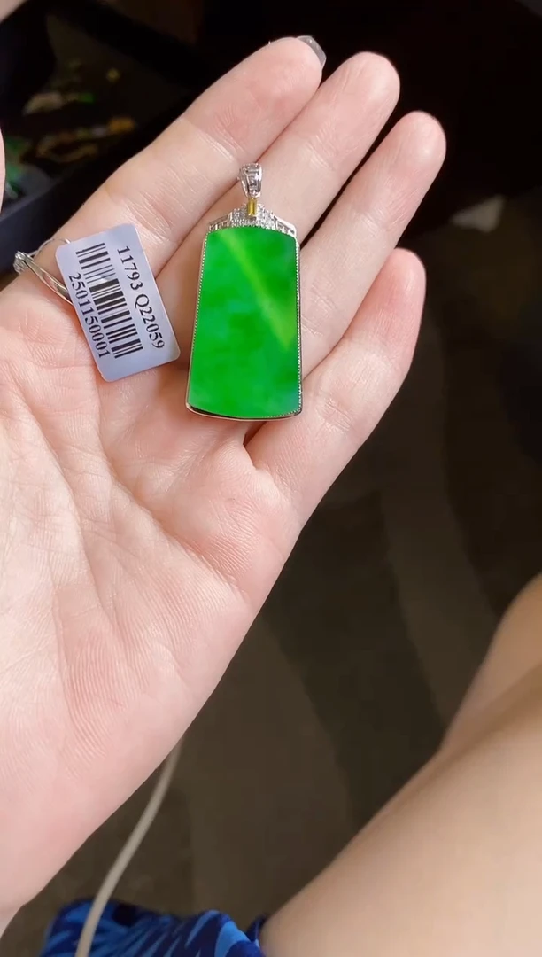 翡翠18K金镶嵌颈饰文*文无事牌