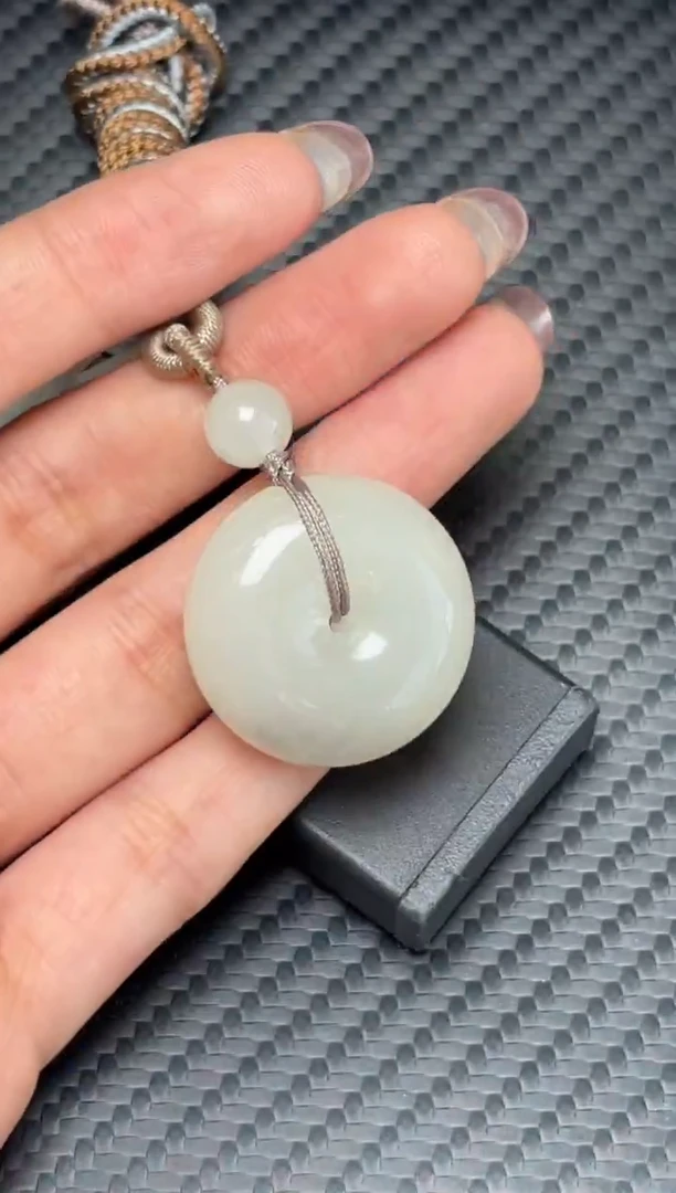 吊坠(赠链)未镶嵌和田玉和田黑山微色差平安扣