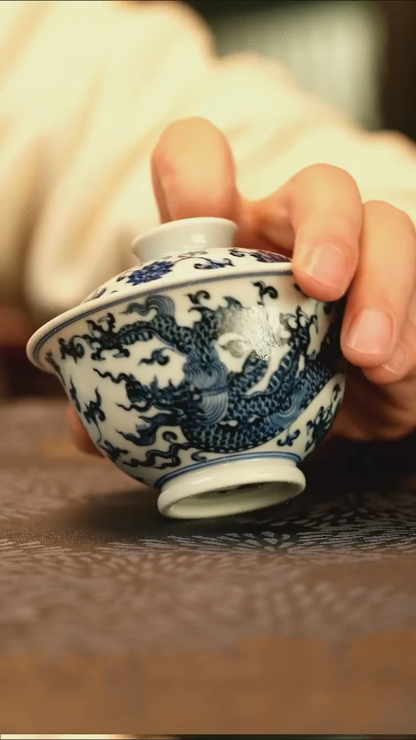 中式仿明青花铠甲龙纹盖碗