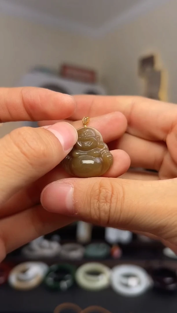 颈饰18K金镶嵌和田玉糖佛