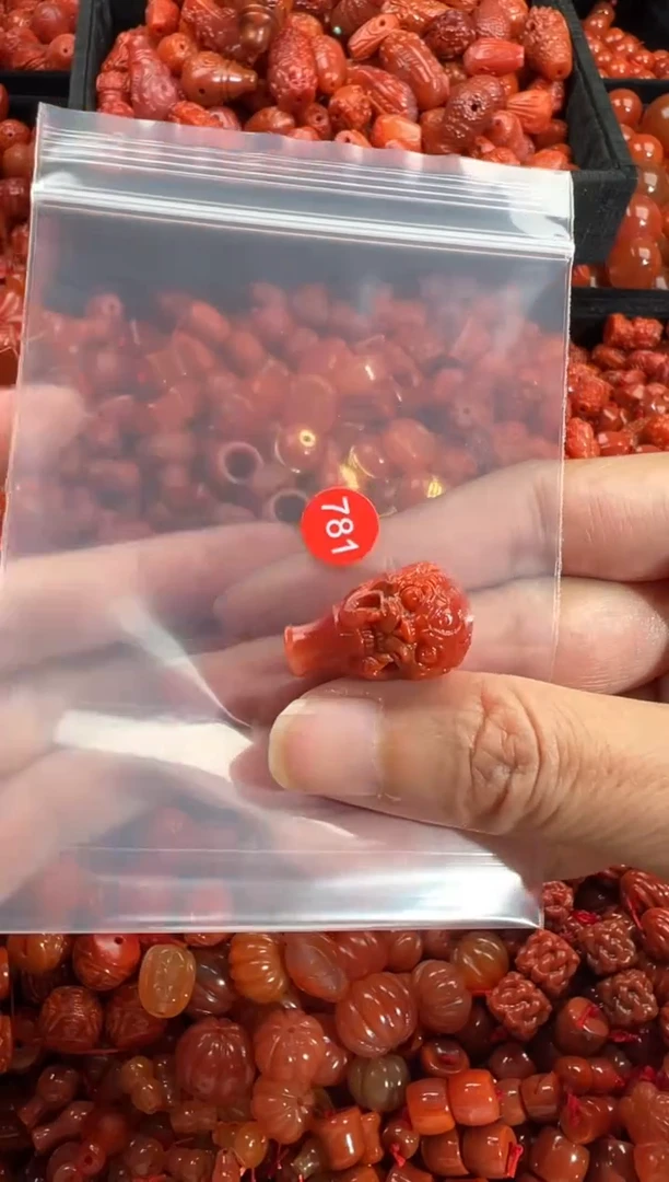 南红玛瑙未镶嵌颈饰1
