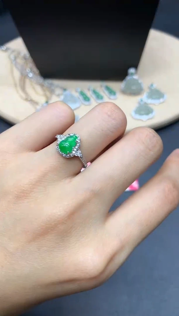 【闪购商品】翡翠戒指银S925镶嵌葫芦【无服务费】