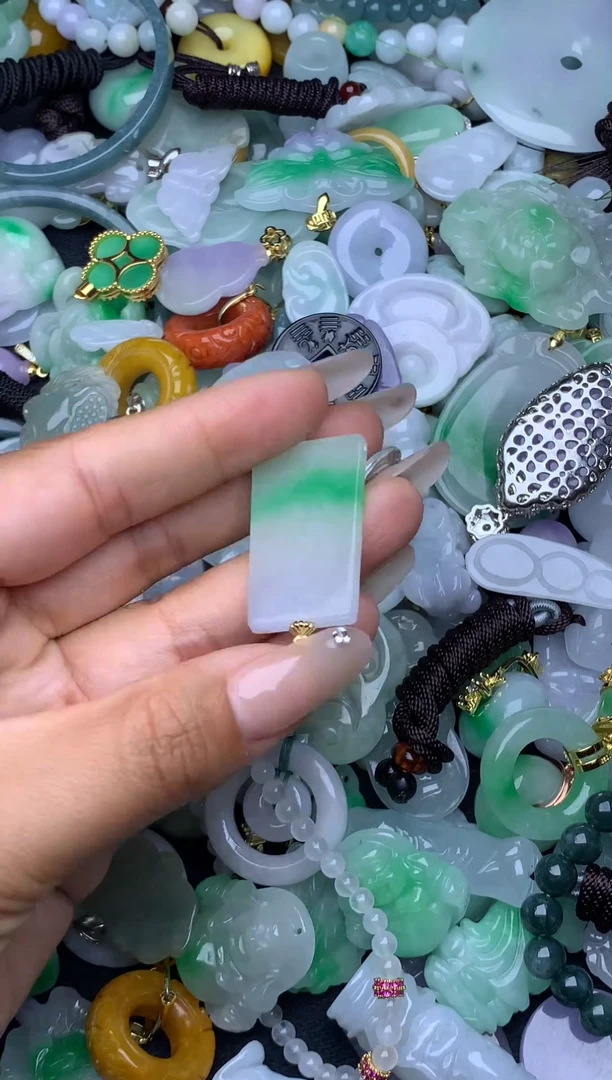 天然缅甸翡翠吊坠