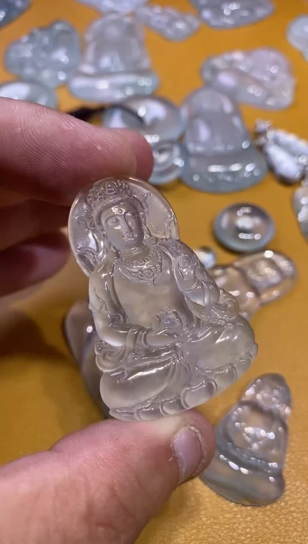 吊坠(不含链)未镶嵌翡翠观音16800  44.8  30.4  4.4