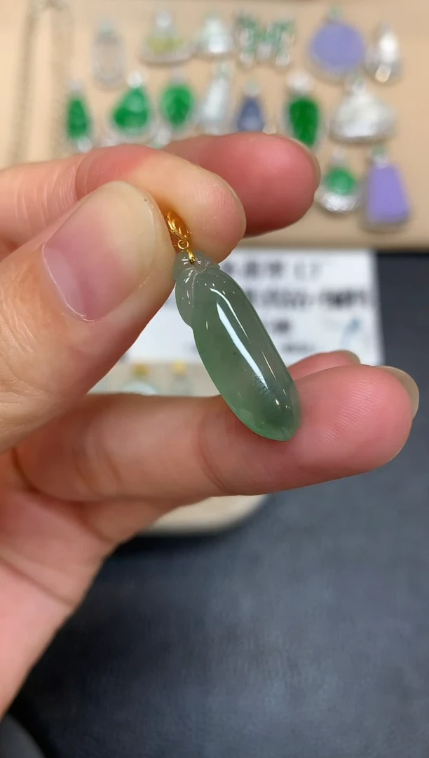 颈饰18K金镶嵌翡翠福瓜【无服务费