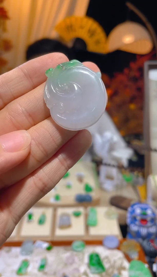 翡翠未镶嵌颈饰如意