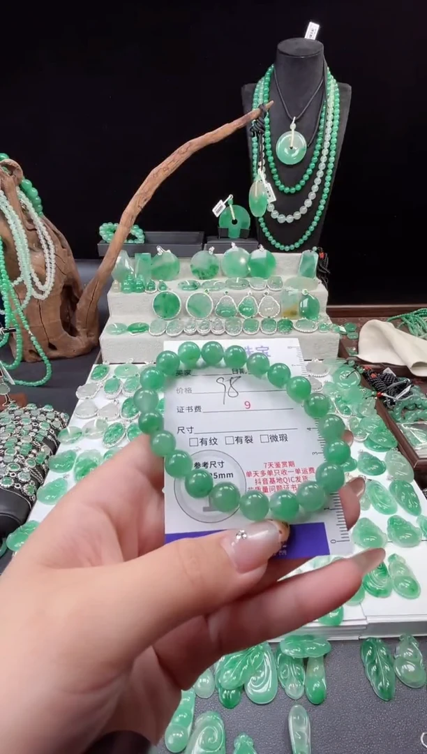 吊坠(赠链)未镶嵌石英质玉（非洲翠）30.326手串