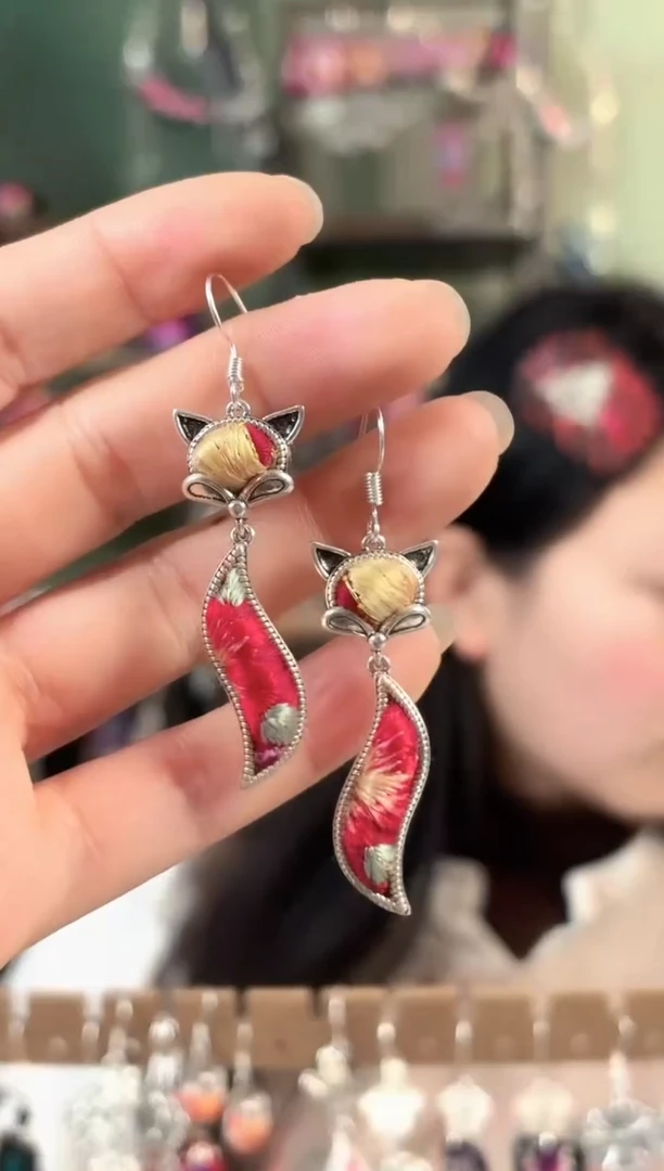 彩云南阁非遗老绣饰品571*