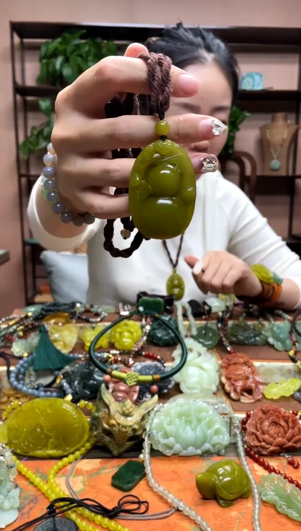 未镶嵌岫玉颈饰多样性发货发其中之一