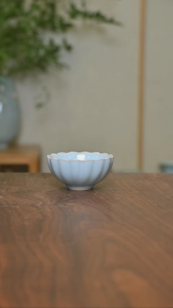 杯微瑕天青釉无款菊瓣50毫升