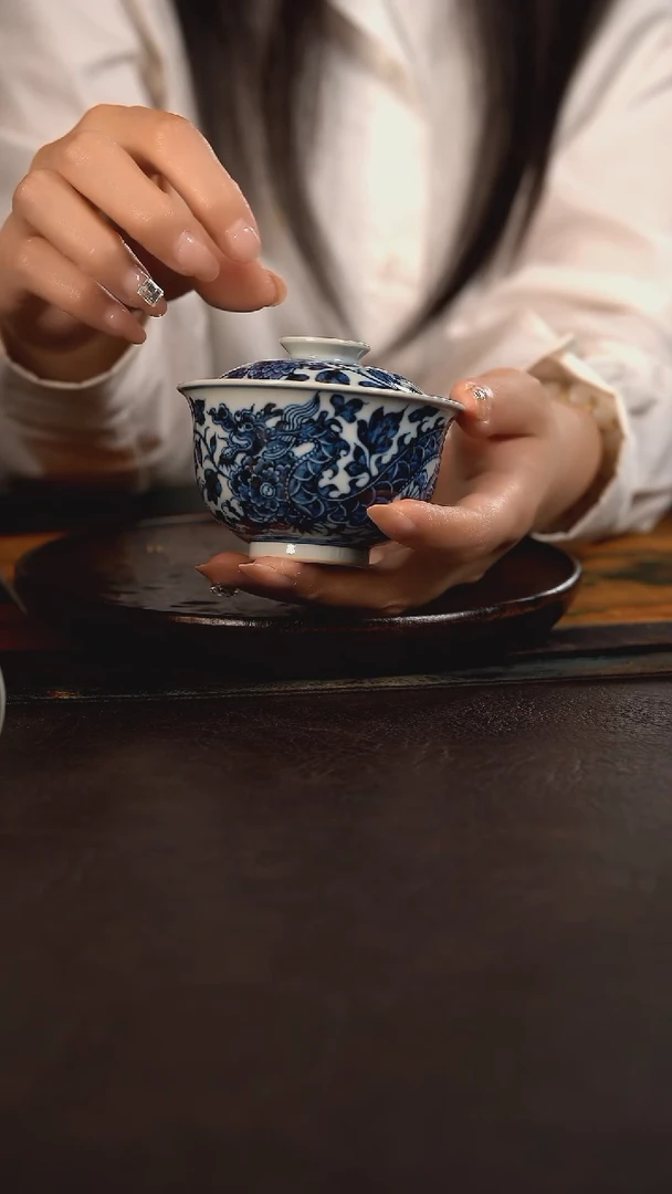 杯赏君慕元穿花龙盖碗