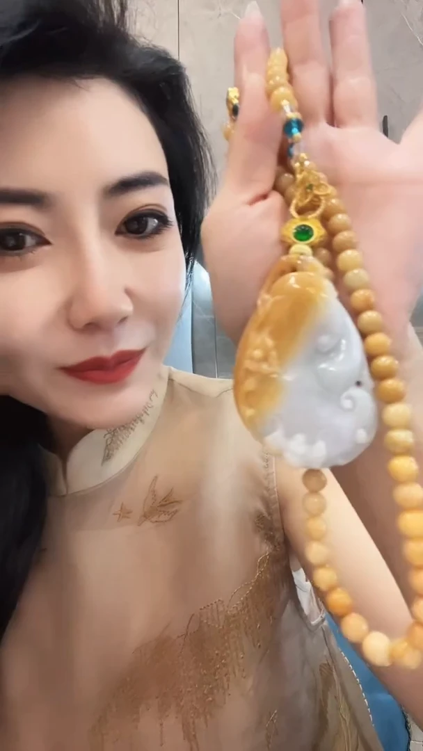 翡翠未镶嵌颈饰如意