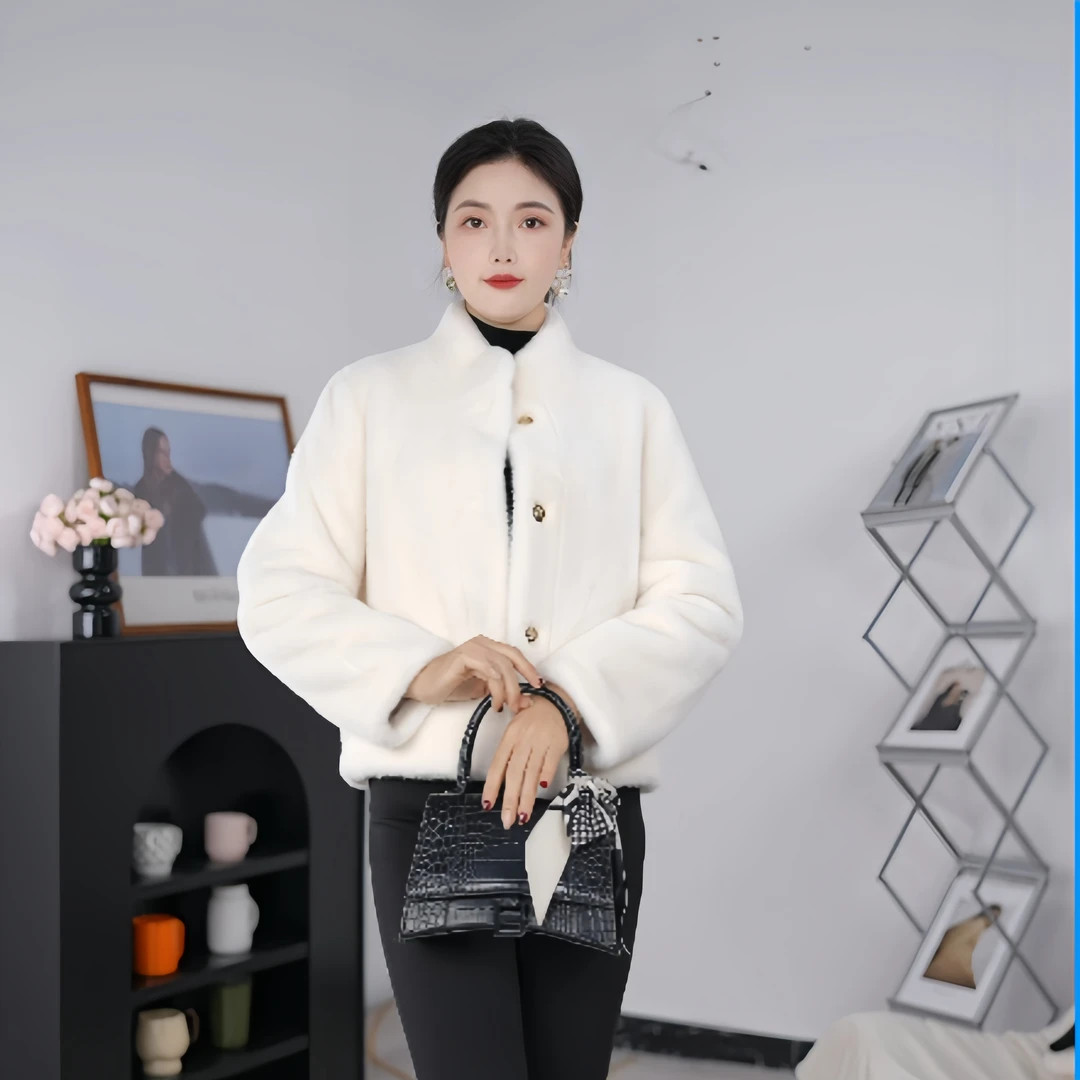 樱子海宁2024新款上衣女外套皮毛一体时尚网红轻奢短款带扣子1217
