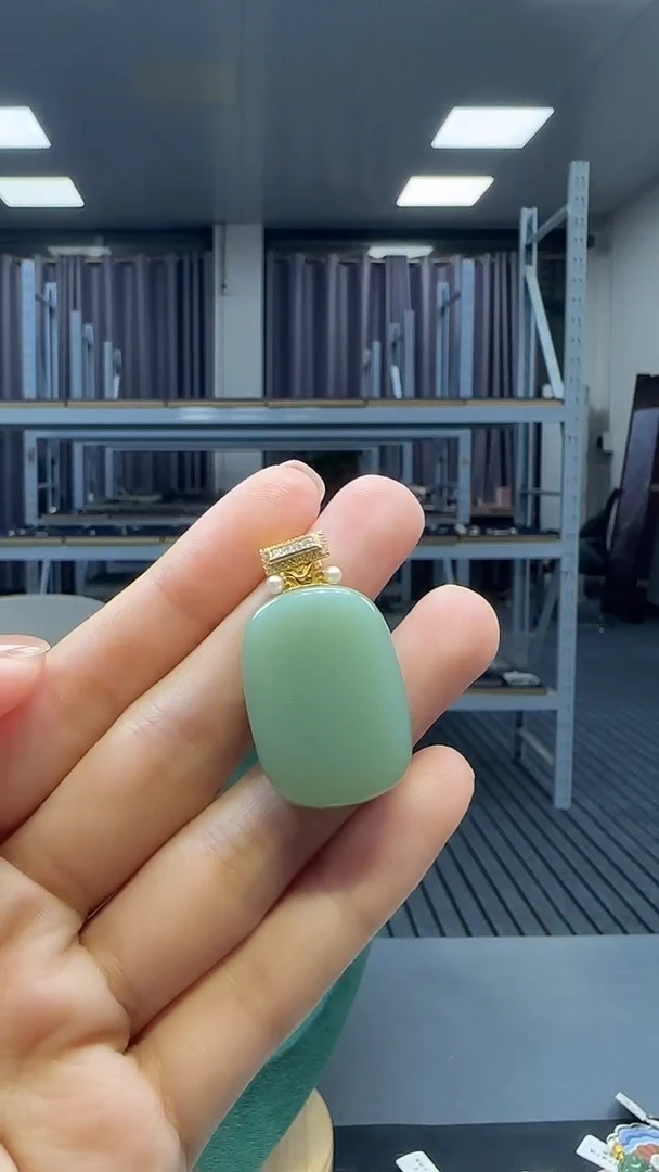 18K金镶嵌和田玉挂件1