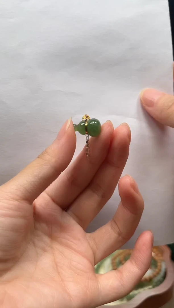 和田玉18K金镶嵌颈饰葫芦吊坠