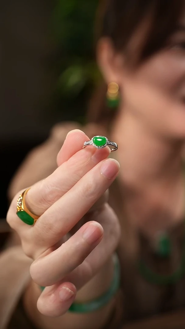 18K金镶嵌戒指翡翠满色翡翠爱心戒圈
