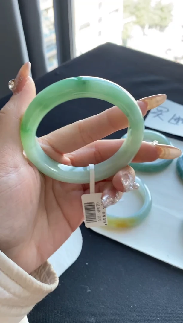 【闪购商品】翡翠手镯未镶嵌57.4圈绿飘花~不退不换