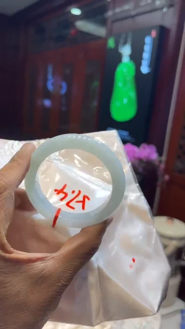 未镶嵌手镯翡翠手镯包容价