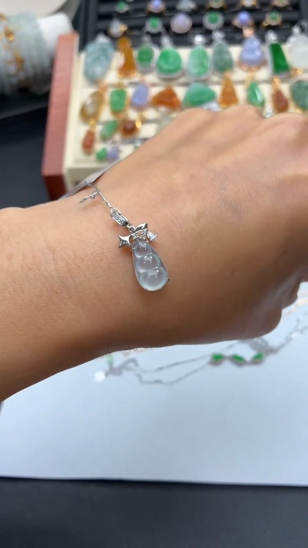 颈饰18K金镶嵌翡翠天然翡翠A货