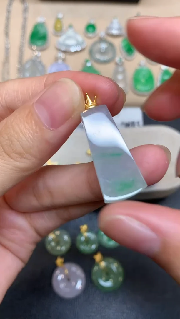 颈饰18K金镶嵌翡翠无事牌【无服务费