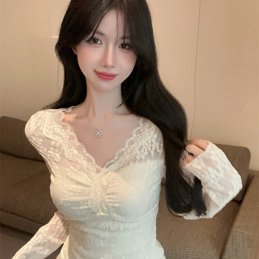 蕾丝花边V领镂空上衣女纯欲春秋冬季新款气质独特修身内搭长袖T恤