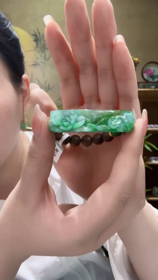翡翠未镶嵌颈饰手牌