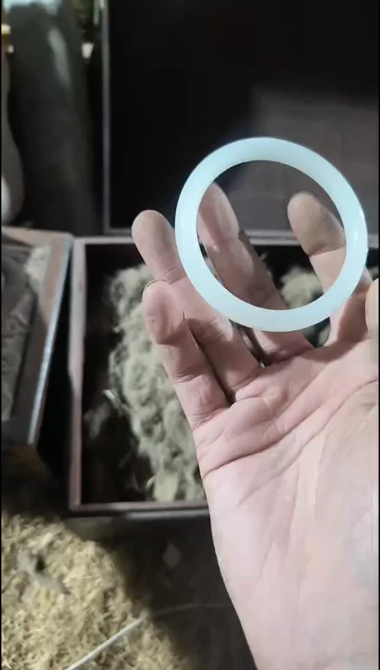 香榧木一个白色镯子