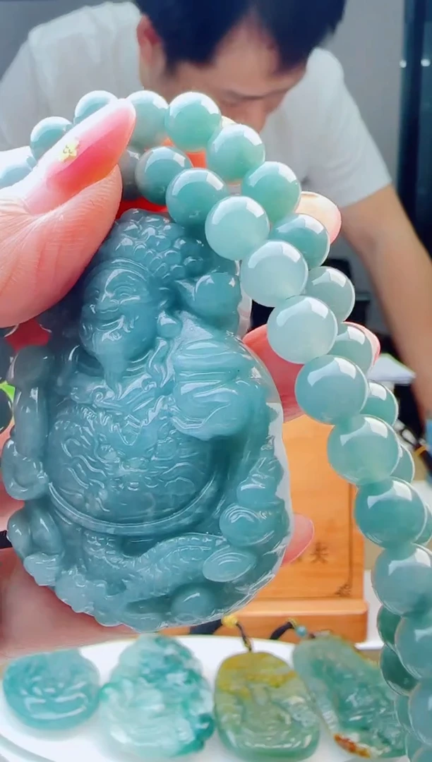 翡翠未镶嵌颈饰多样性发货其中一件