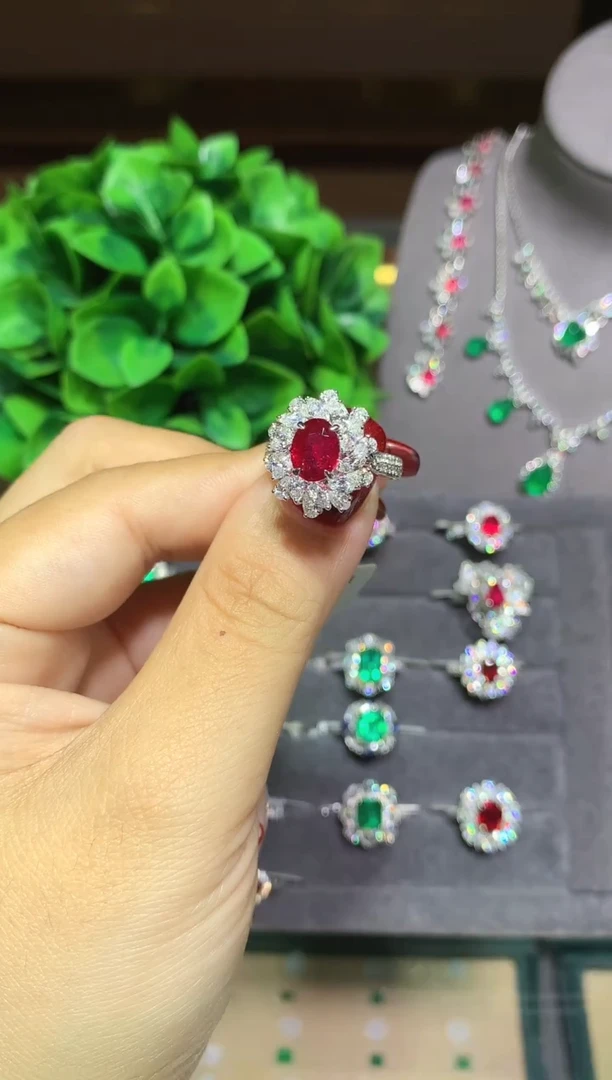 18K金镶嵌戒指红宝石2.04ct