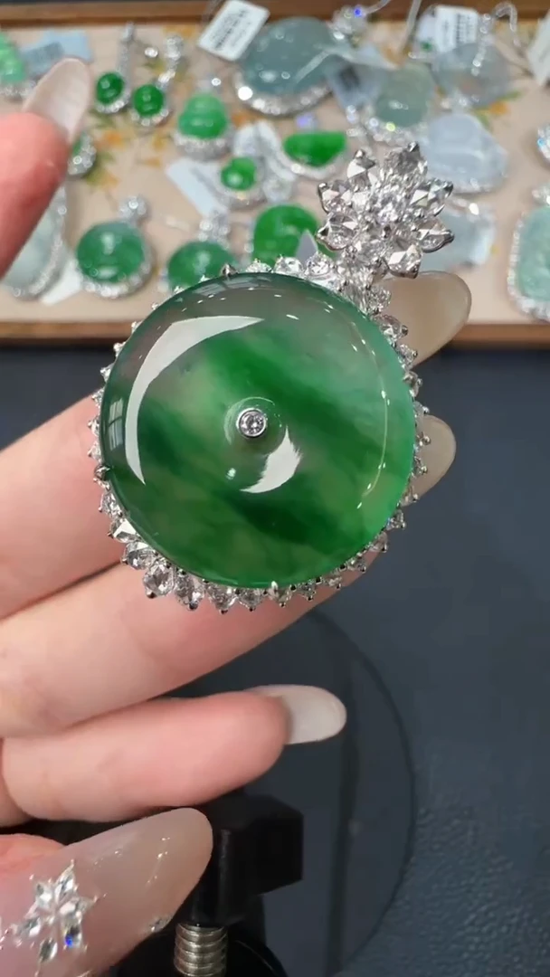 【闪购商品】翡翠吊坠(不含链)18K金镶嵌45