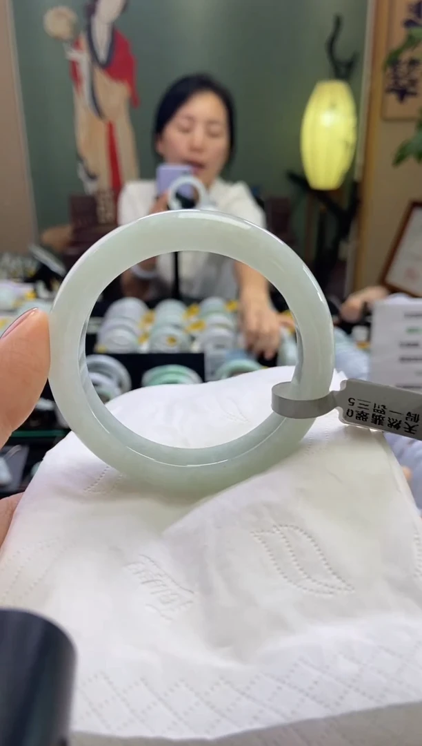 翡翠手镯未镶嵌小***?56圈口t