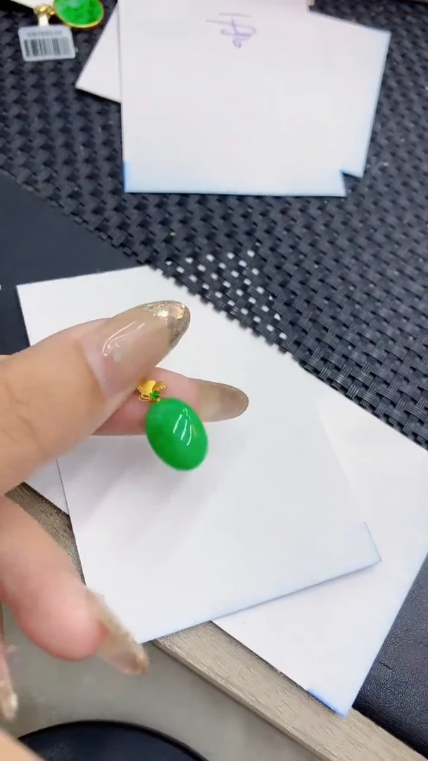 翡翠18K金镶嵌颈饰           11