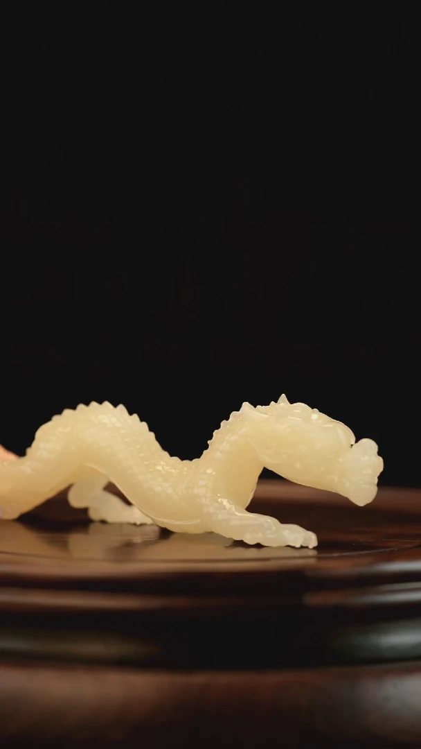 云南石竹叶青雕刻：祥龙纳福笔搁摆件